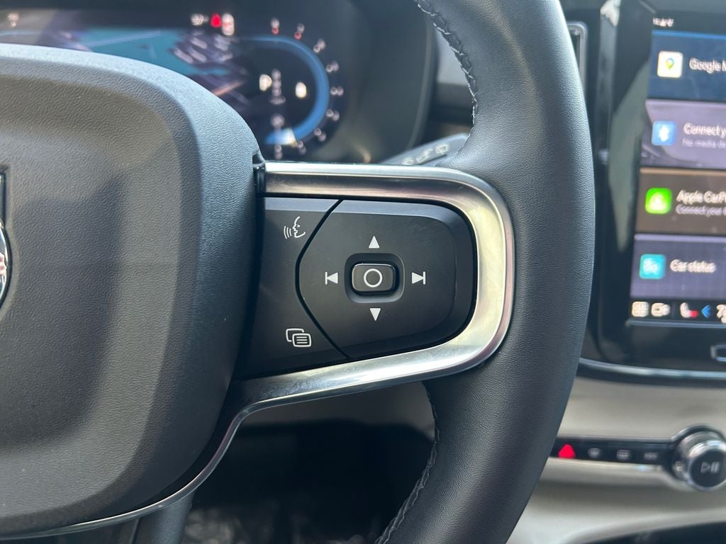 2023 Volvo XC40 B5 Plus Bright Theme