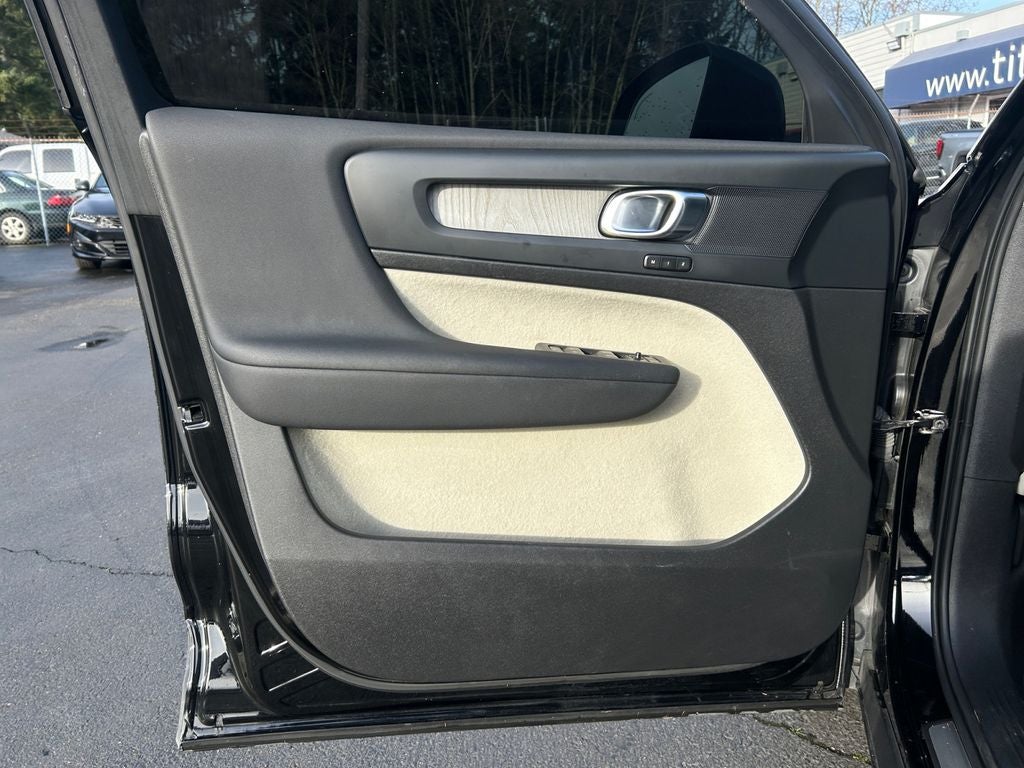 2023 Volvo XC40 B5 Plus Bright Theme