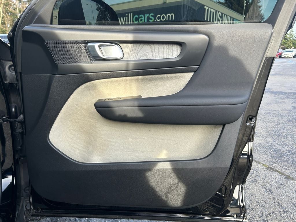 2023 Volvo XC40 B5 Plus Bright Theme