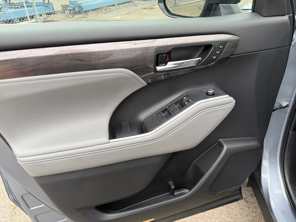 2023 Toyota Highlander Hybrid Platinum