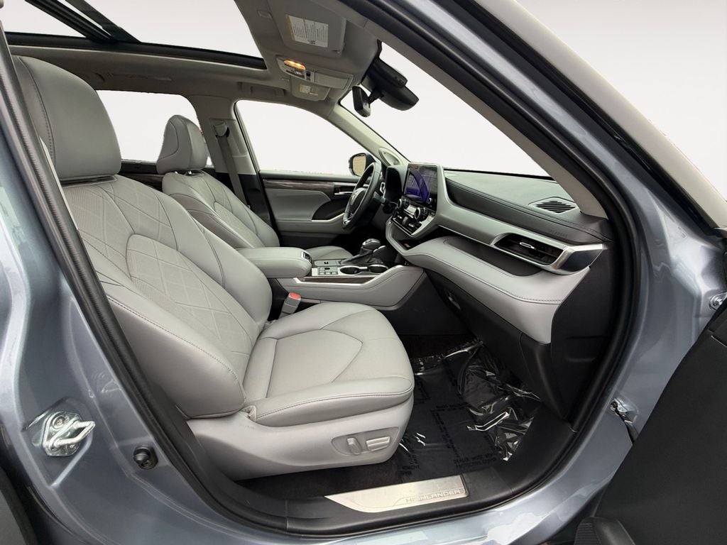 2023 Toyota Highlander Hybrid Platinum