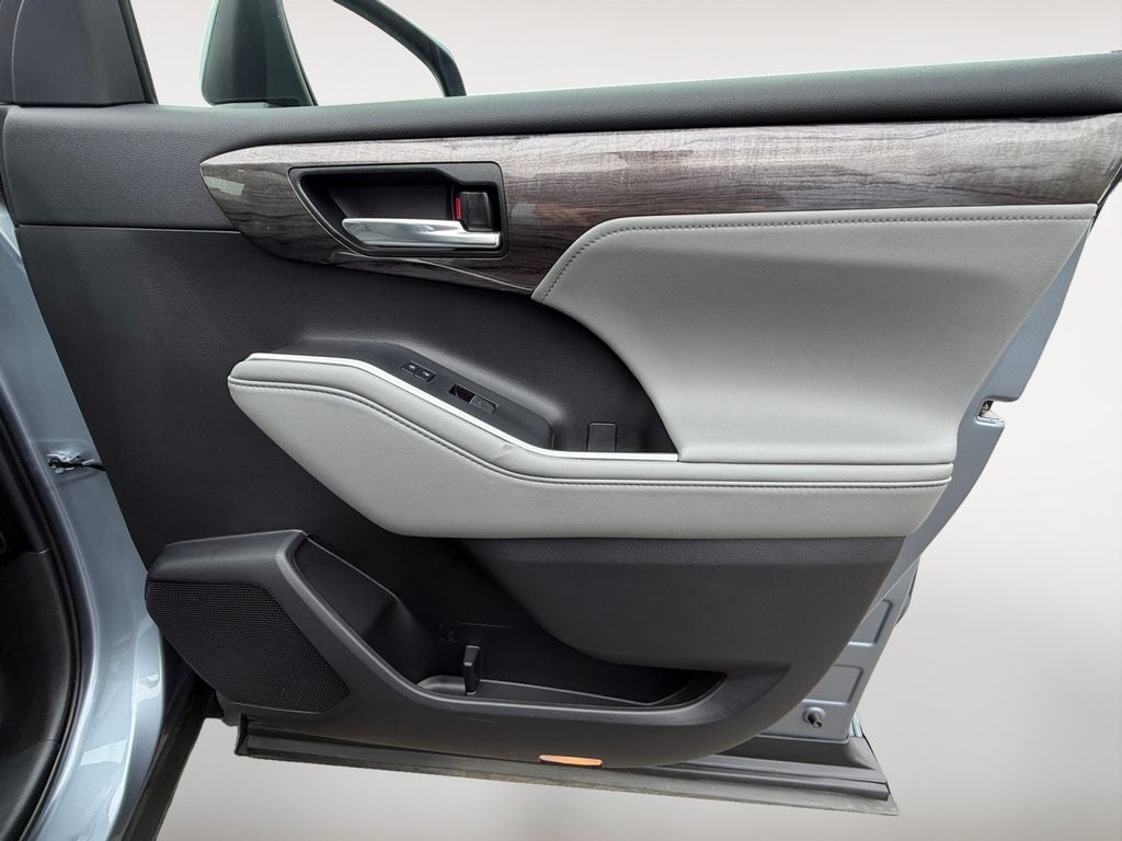 2023 Toyota Highlander Hybrid Platinum