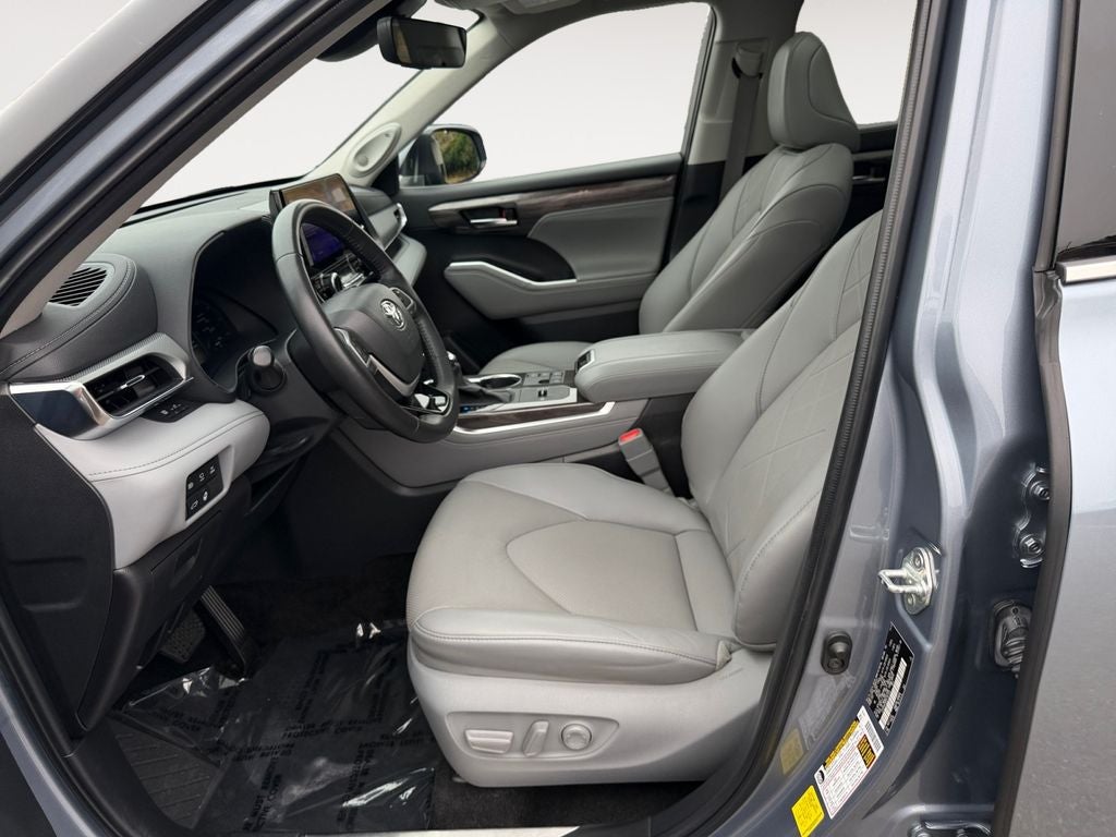 2023 Toyota Highlander Hybrid Platinum