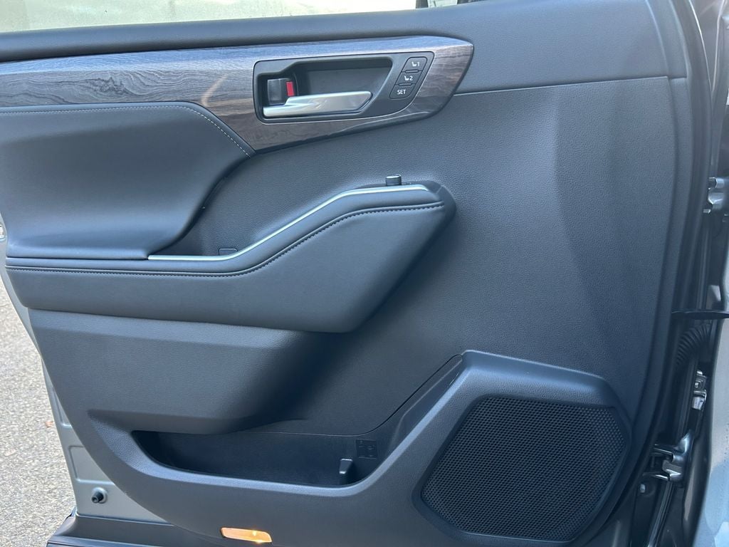 2025 Toyota HIGHLANDER Limited