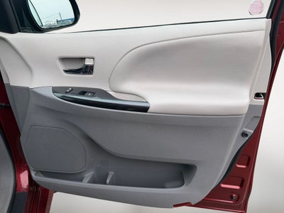 2013 Toyota Sienna SE 8 Passenger